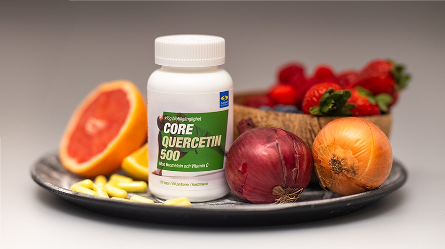 Produktet "Core Quercetin 500" str p en tallerken sammen med frugt og br, der er rige p quercetin. 